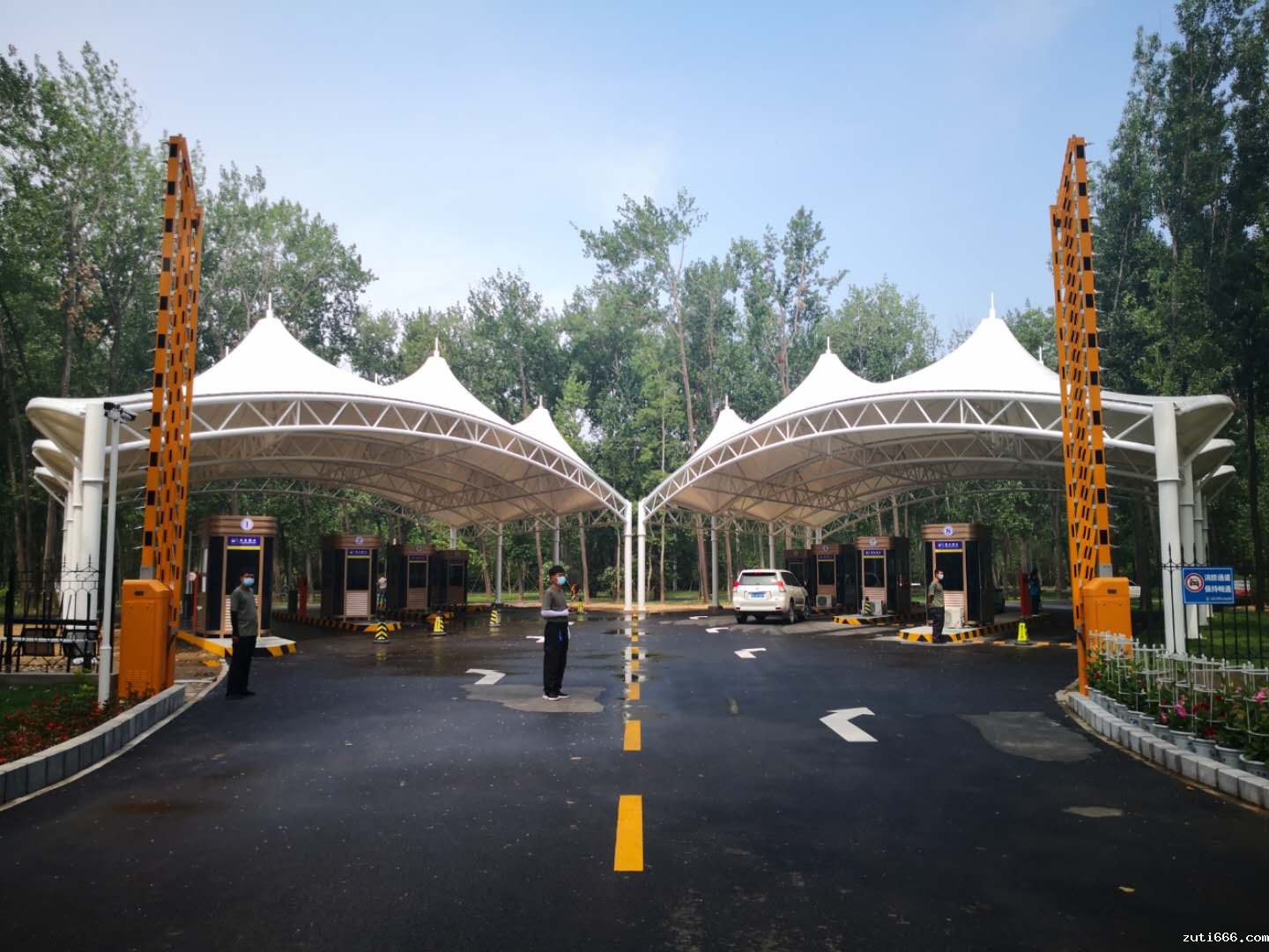 秦皇岛野生动物园大门口膜结构遮阳棚