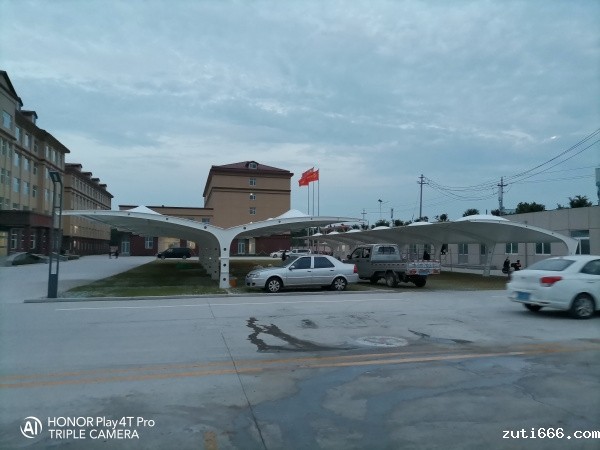 车棚膜结构:诸城食品厂车棚膜结构