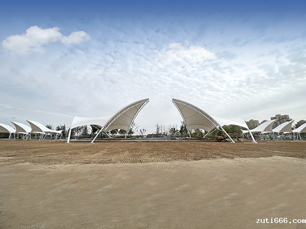 东营泮水公园飞燕